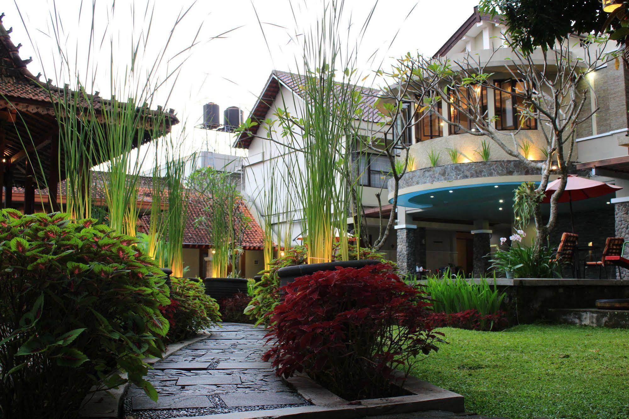 Hotel Sriti Magelang Buitenkant foto