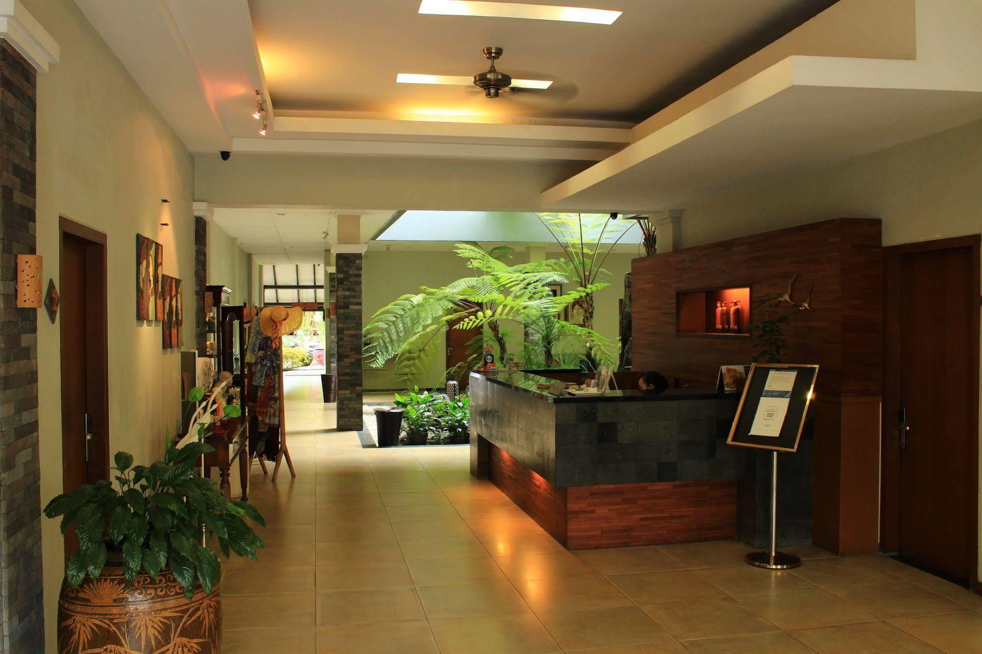 Hotel Sriti Magelang Buitenkant foto